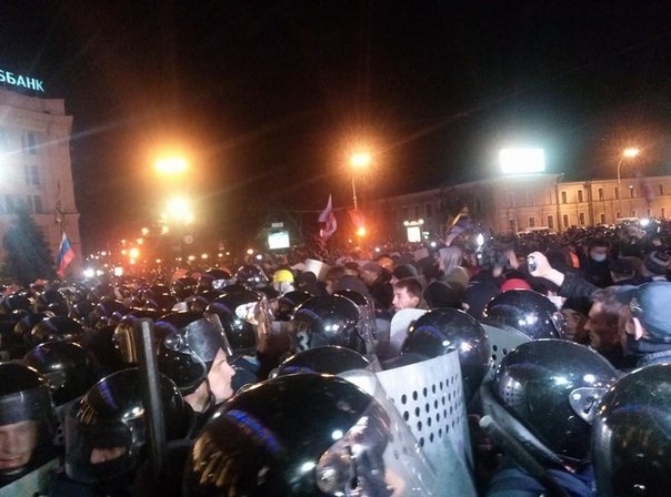 Под аплодисменты милиции сепаратисты захватили ОГА в Харькове, - видео