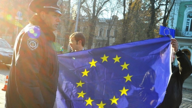В Одессе на глазах активистов Евромайдана неизвестные сожгли флаг ЕС