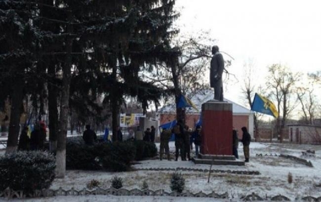 На Полтавщине активисты повалили памятник Ленину - ВИДЕО