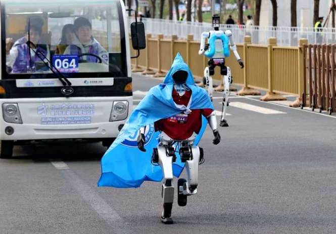 У Пекіні робот лідирував у півмарафоні, побивши світовий рекорд