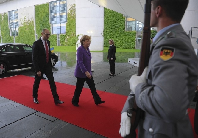 Для скасування санкцій РФ повинна виконати мінські домовленості, - Меркель на зустрічі із Яценюком