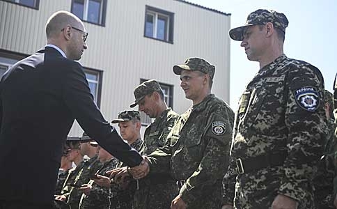 Чиновники мають докласти всіх зусиль для вирішення проблем захисників України, - Яценюк