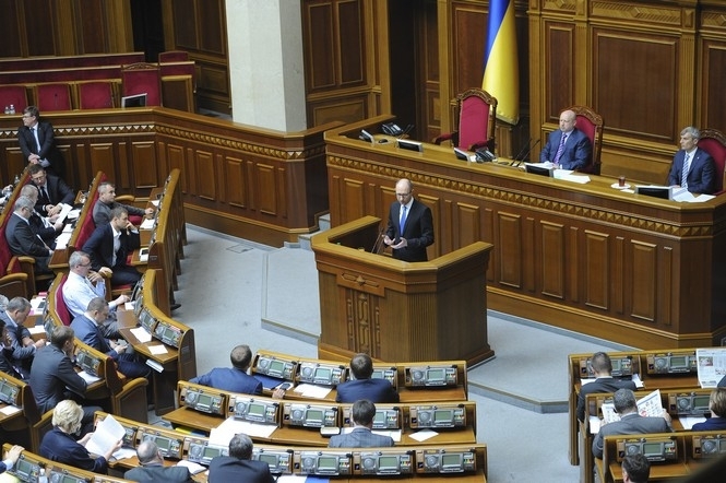 Наши воины защищают страну, теперь пусть ее защитит и парламент, - Яценюк