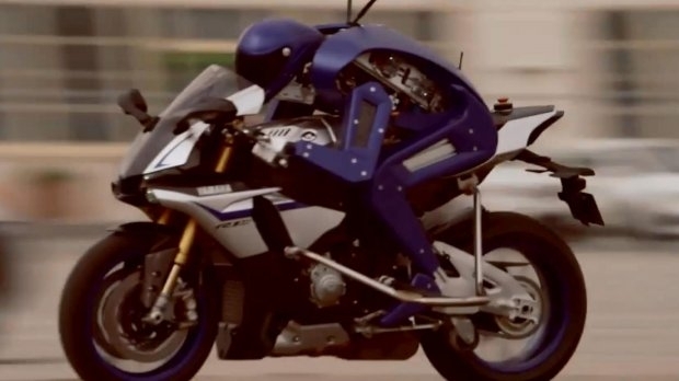 Yamaha создала робота, который умеет кататься на мотоцикле, - ВИДЕО