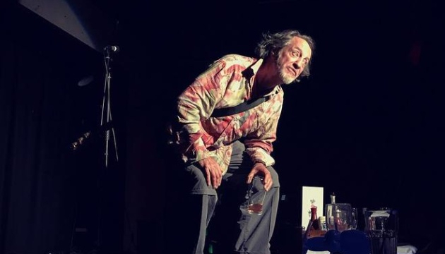 Британский комик умер на сцене после шутки об инсульте