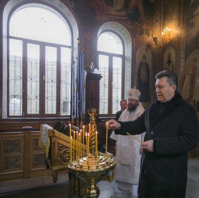 В то время, когда на Грушевского убивают людей, Янукович с Клюевым и Пшонкой молятся в Лавре