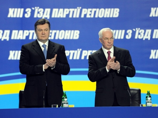 Янукович запропонував Азарову залишитись в прем’єрському кріслі