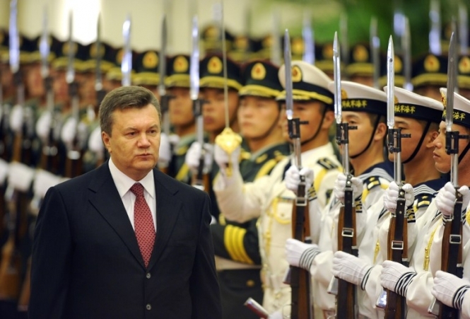 Янукович відправився в Китай: Євромайдан закликає його там і залишитись