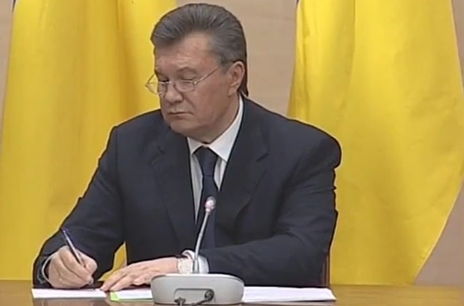 Янукович так извинялся перед украинцами, что даже сломал ручку, - видео