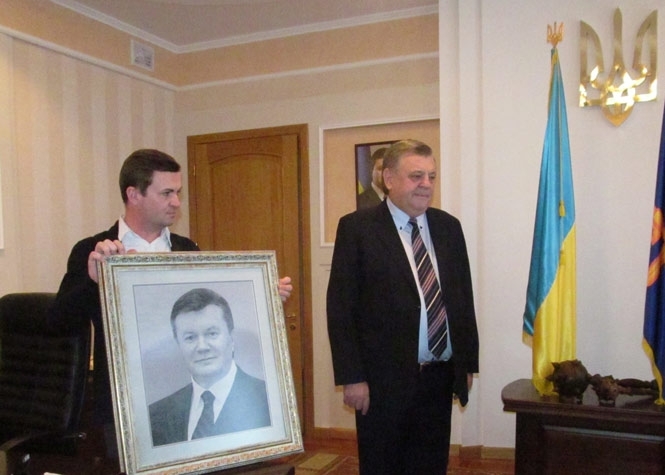 В знак благодарности Януковичу 15 тернопольских детей 2 месяца вышивали его портрет (фото)