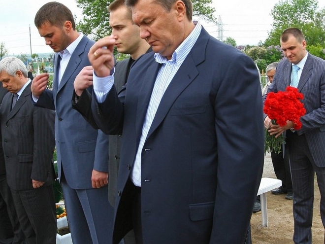 Янукович вместе с соратниками 