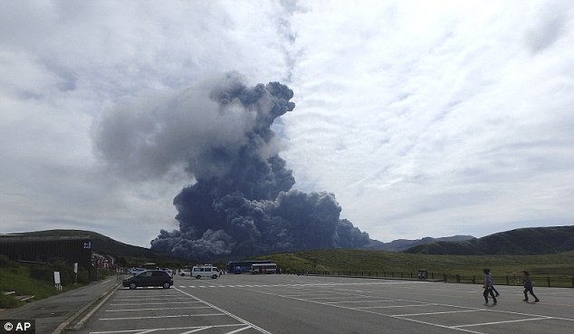 В Японии эвакуируют туристов вследствие извержения вулкана, - фото
