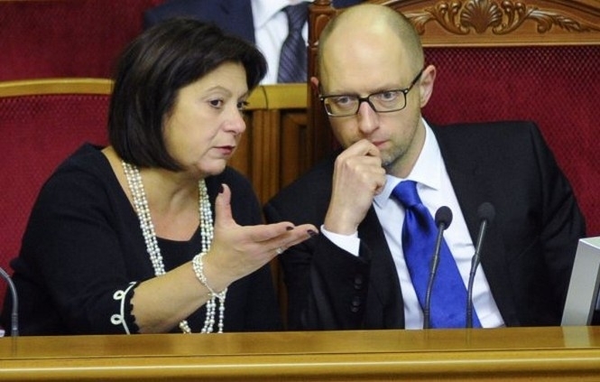 Яценюк хоче підвищити зарплати українським чиновникам за гроші ЄС