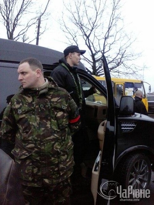 Дмитрий Ярош приехал на похороны Саши Белого в машине, которая могла принадлежать Януковичу