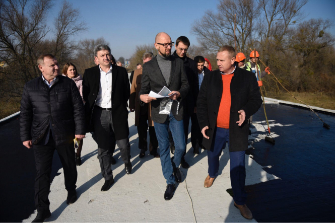 Яценюк и Емельян осмотрели ход реконструкции моста на Житомирщине, который не ремонтировался 54 года
