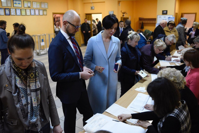 Яценюк проголосовал в первом туре выборов Президента