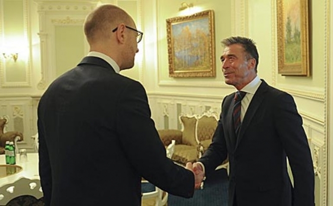 Яценюк і Расмуссен обговорили подальшу співпрацю України і НАТО
