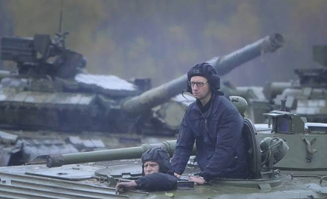 В прошлом году Аваков подарил Яценюку пулемет Максима, - ДОКУМЕНТ