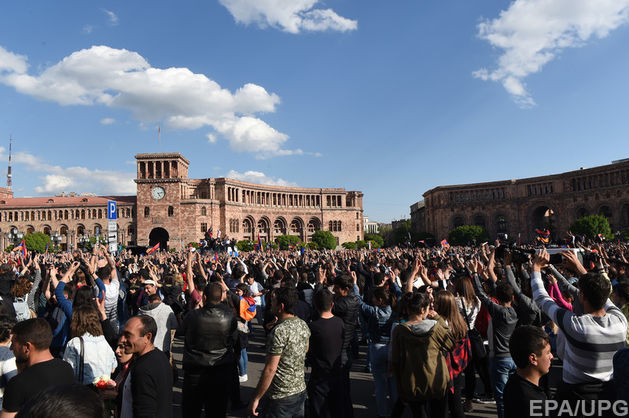 Протесты в Ереване: полиция ввела в центр города спецтехнику