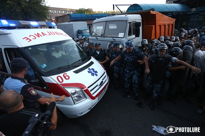 Вооруженная группа в Ереване отпустила одного медика из заложников