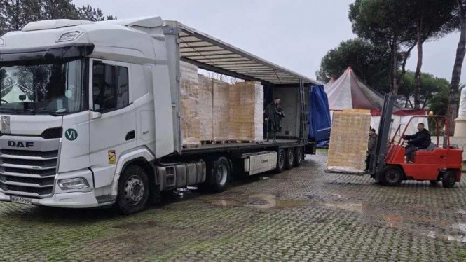 Папа Лев відправив Україні три вантажівки супів швидкого приготування