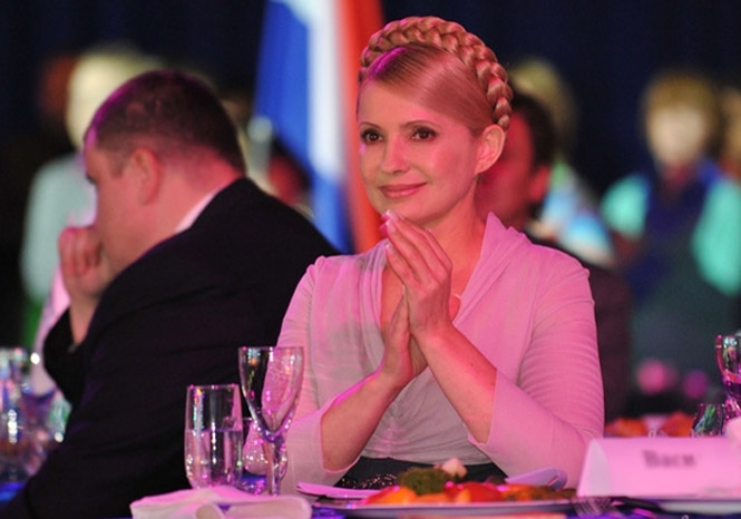 У другу річницю ув'язнення Тимошенко в гарному настрої пригощала нардепів цукерками