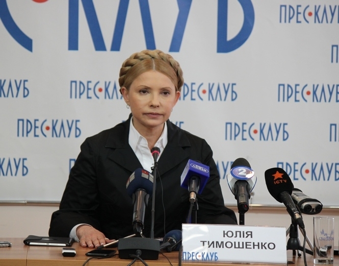 Тимошенко привітала Порошенка з перемогою 