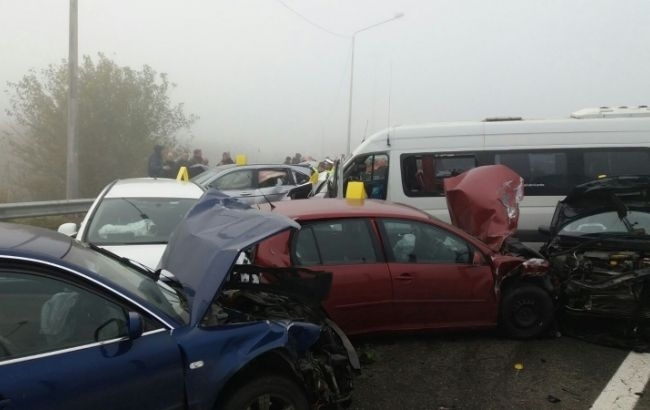 В Румынии из-за тумана столкнулись 29 авто: три человека погибли