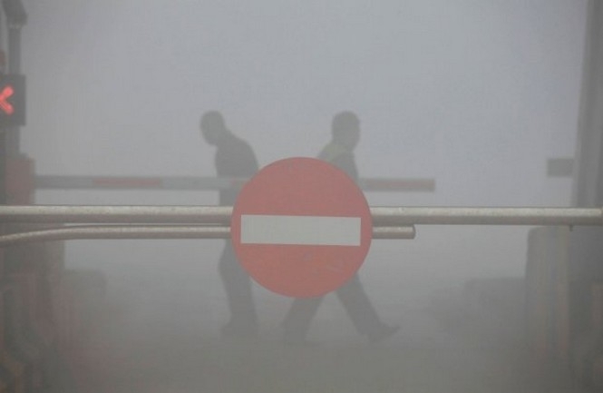 Над північчю Китаю згущується смог: перехожі не бачать один одного