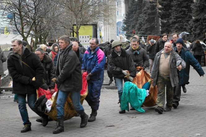 Вбитих рахують на десятки. 13 тіл лежать на тролейбусній зупинці Майдану, ще 10 - у готелі "Україна"