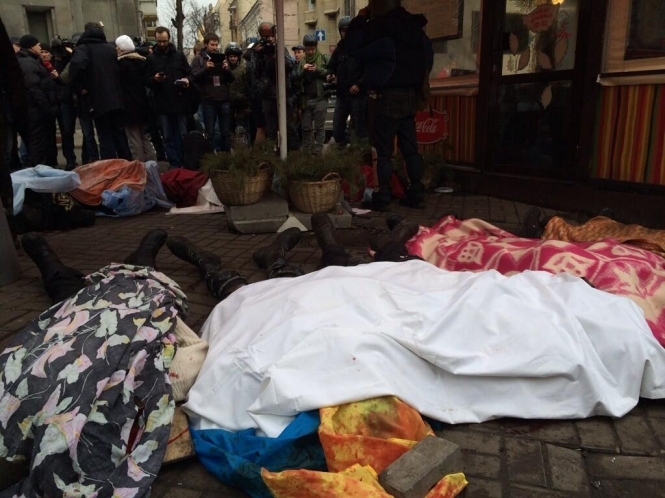 Убитых считают на десятки. 13 трупов лежат на троллейбусной остановке Майдана, еще 10 - в гостинице 