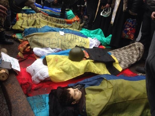 Погибших отпевают посреди Майдана