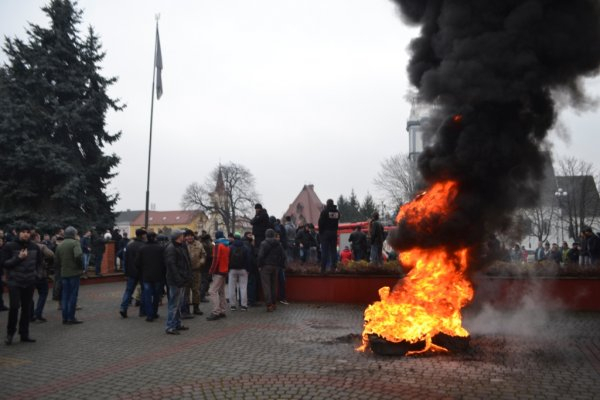 На Закарпатье возле Тячевской РГА жгли шины, требуя выражения недоверия Порошенко