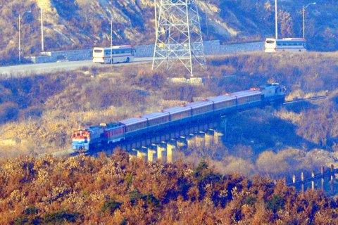 Північна і Південна Корея об'єднали залізниці
