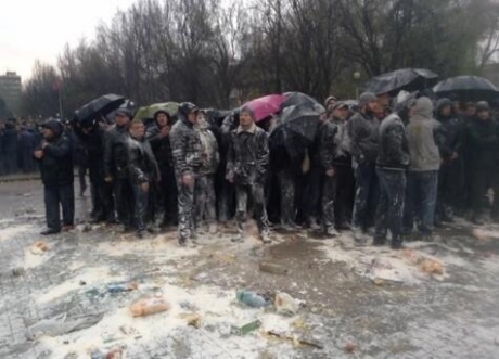Пророссийских активистов в Запорожье забросали яйцами и отправили в УБОП 