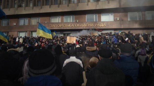 В Запорожье бок о бок митингуют евромайдановци люди с российскими триколорами, - трансляция