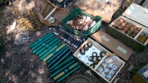 СБУ виявила великий арсенал зброї та боєприпасів на Донбасі