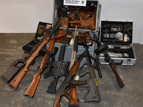 В Швейцарии у мужчины нашли арсенал оружия: 280 единиц и 100 тыс патронов