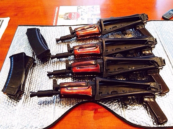 Міліціонери на Одещині затримали членів злочинного угруповання, які торгували зброєю, - фото