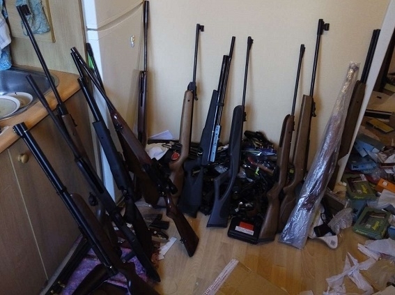 У Києві поліція вилучила у чоловіка величезний арсенал незаконної зброї