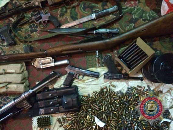 У Маріуполі чоловік незаконно виготовляв удома маузери, гвинтівки та карабіни, – ФОТО