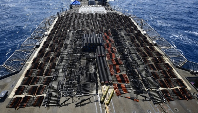 Військовий крейсер США затримав судно з партією російської зброї
