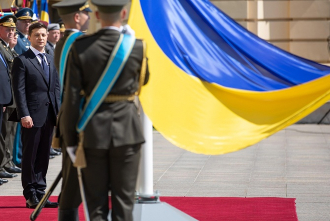 На Софийской площади торжественно подняли флаг Украины - ВИДЕО