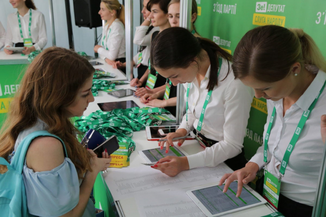 Партия Зеленского исключила из списка семь кандидатов