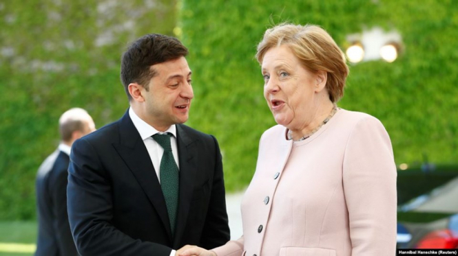 Зеленский обсудил с Меркель вопрос заложников и возвращение России к G7