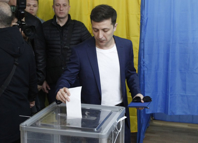 Владимир Зеленский проголосовал во втором туре на избирательном участке в Киеве