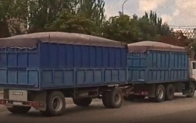 Окупанти вивозять крадене українське зерно через Маріуполь