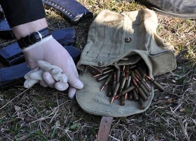 У Житомирі СБУ виявила схованку зі зброєю та боєприпасами, яку маскували під смітник, - фото