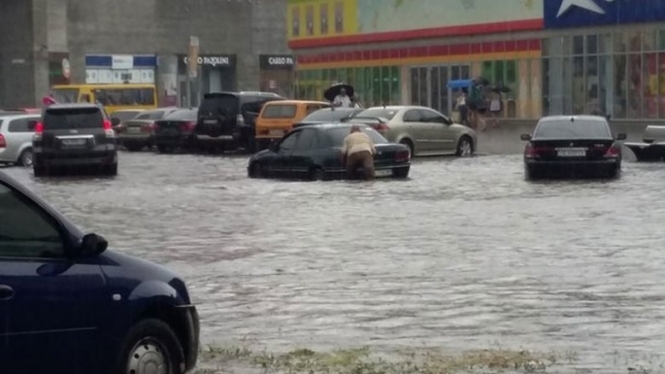 Ливень затопил улицы Киева, - ВИДЕО