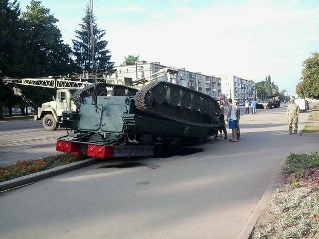 В Конотопе перевернулся зенитно-ракетный комплекс 